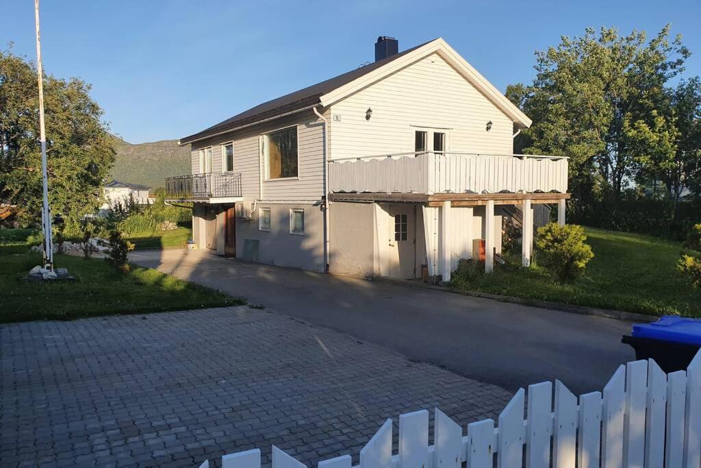 Hus Sentralt I Lofoten Lägenhet Leknes Exteriör bild